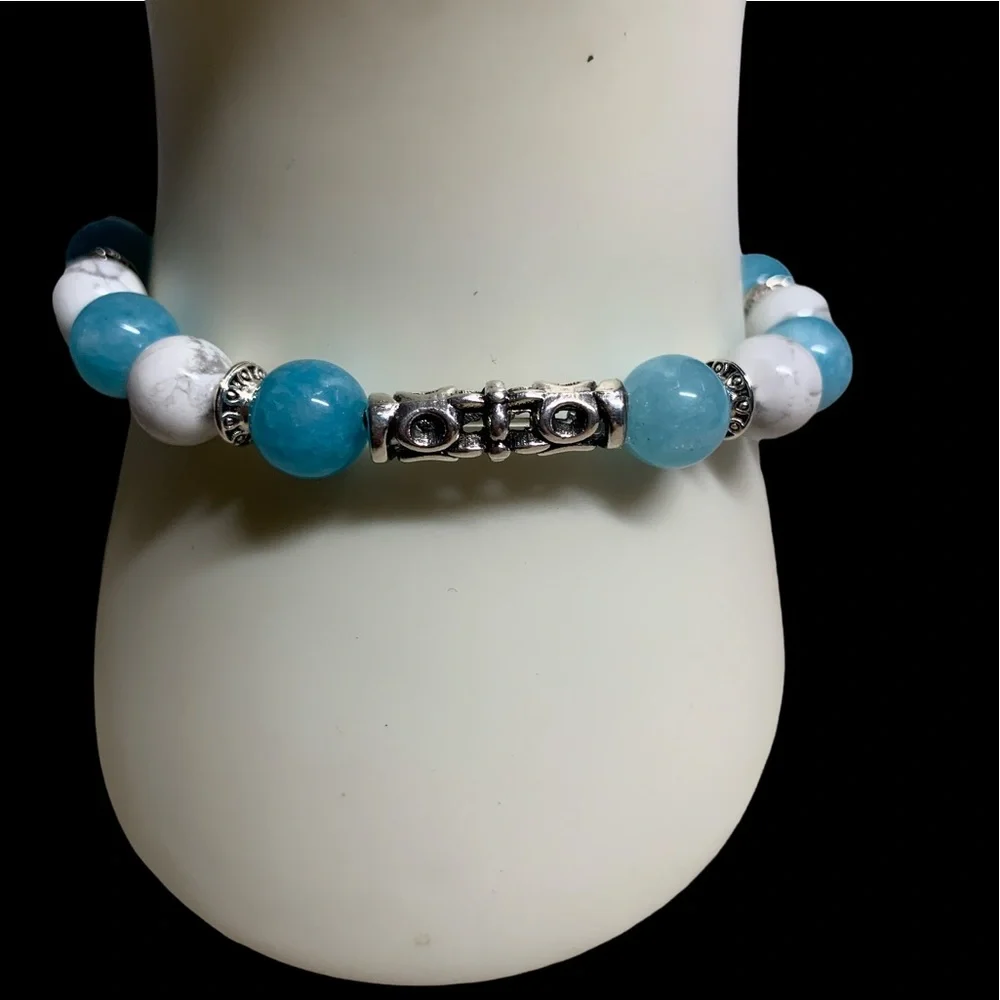 ✨Aquamarine and Howlite Stretch Bracelet - Picture 3 of 4